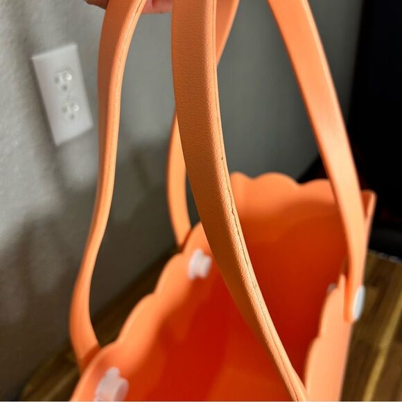 Rose Scalloped Versa Tote Coral - Picture 4 of 16